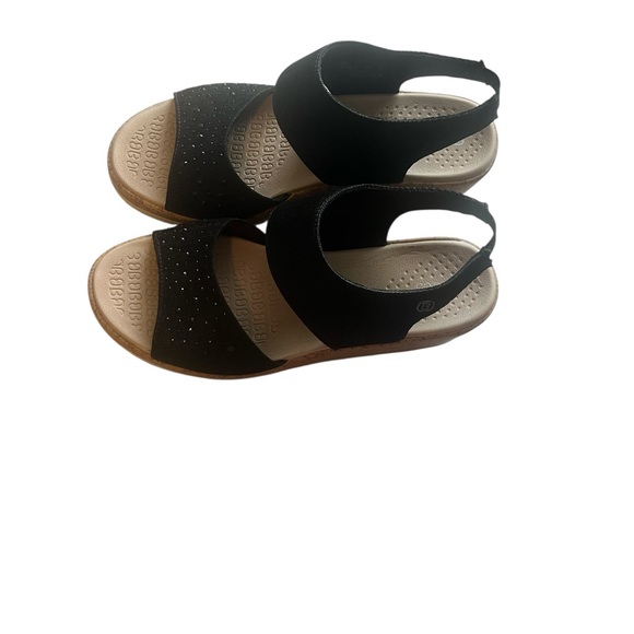 Bzees Black Women's Sandals with beaded Detail - Picture 3 of 10